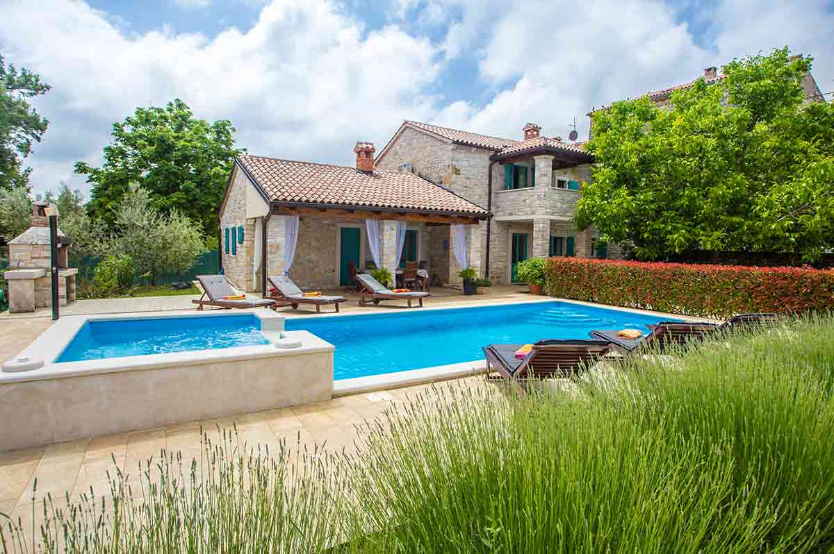 Villa with swimming pool for rent-outside