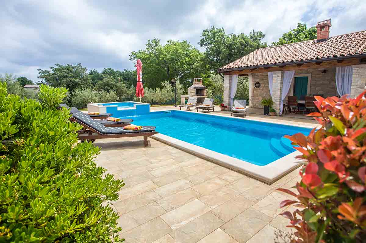 Villa with swimming pool for rent-outside