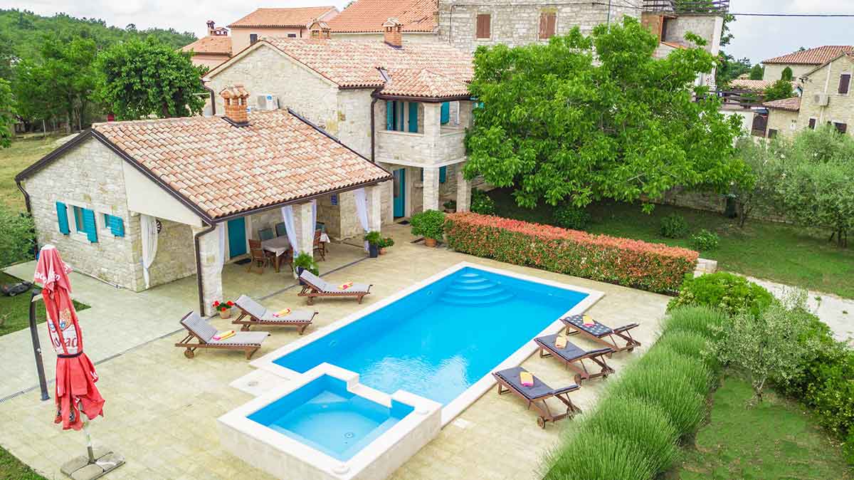 Villa with swimming pool for rent-outside