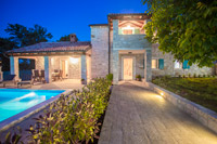 Villa with swimming pool for rent-outside