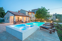 Villa with swimming pool for rent-outside