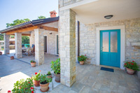 Villa with swimming pool for rent-front